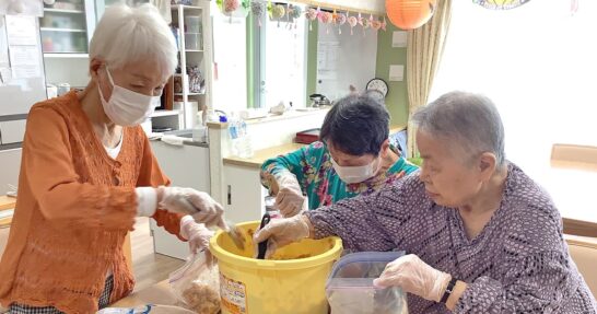 コラムタイトル：みんなでお味噌作ってます